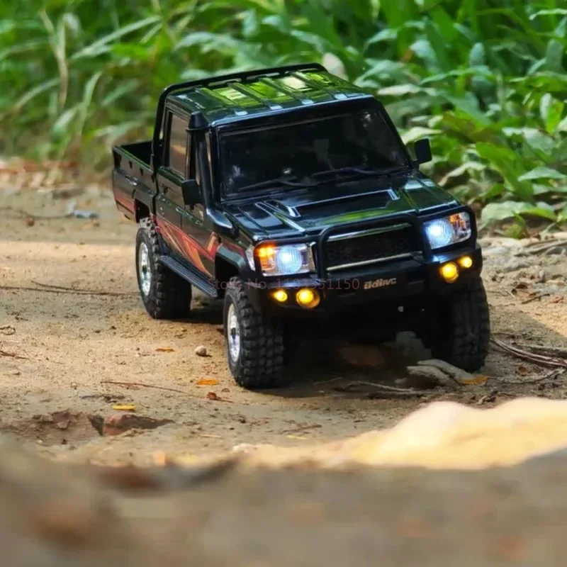 1:18 Land Cruiser LC79 Scale Detail RC Crawler 4WD 2.4GHz All-Terrain Slow-Speed Climbing with LED Lights - Image 3