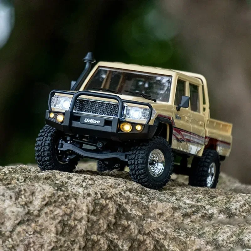 1:18 Land Cruiser LC79 Scale Detail RC Crawler 4WD 2.4GHz All-Terrain Slow-Speed Climbing with LED Lights - Image 4